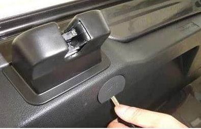 車上隱藏的逃生暗道 拔動開關，關鍵時刻的救命法寶